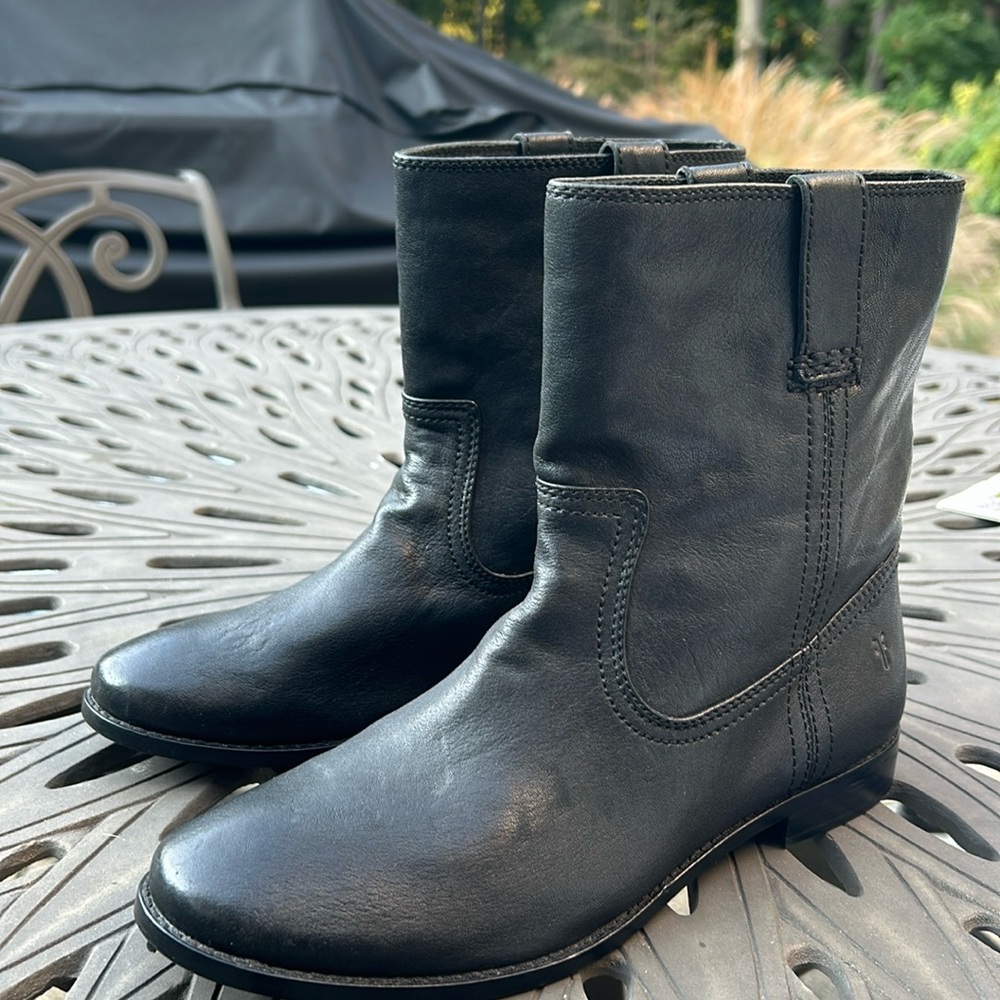 Frye Anna Shortie black leather, rounded toe ankle boots. 7.5” high. Woman’s 9.5